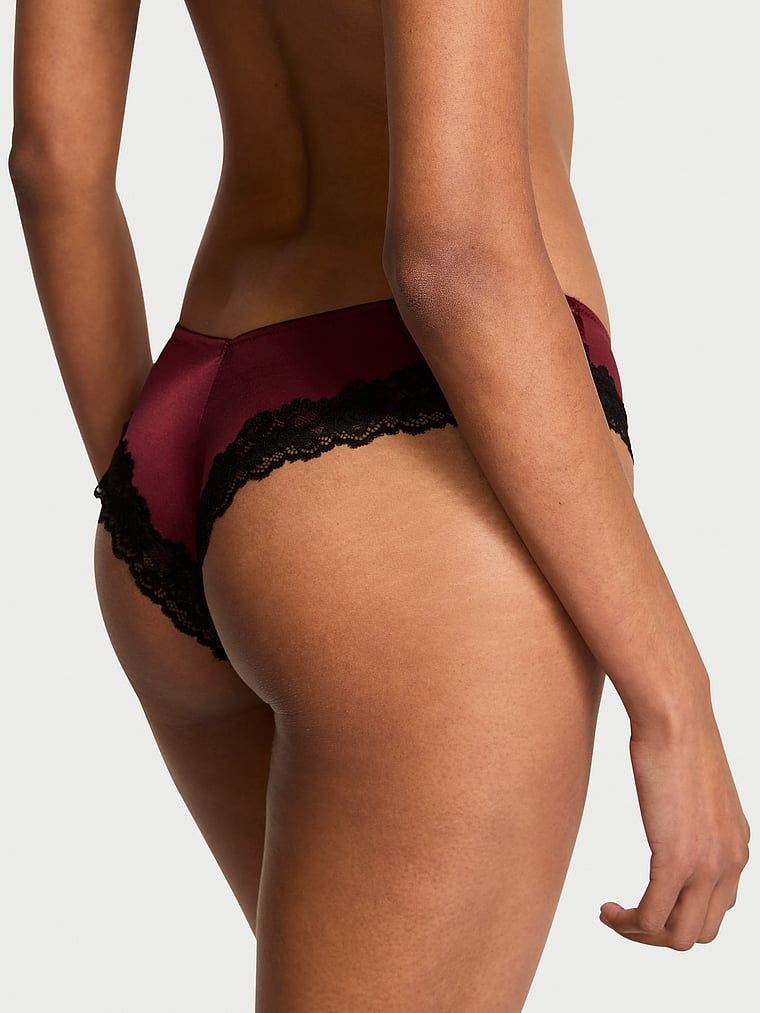 Majtki z koronką na krawędziach i wysoko wyciętymi nogawkami Lace-Trim Cheeky. Produkt ma kolor czerwony i pochodzi z kolekcji Very Sexy. 