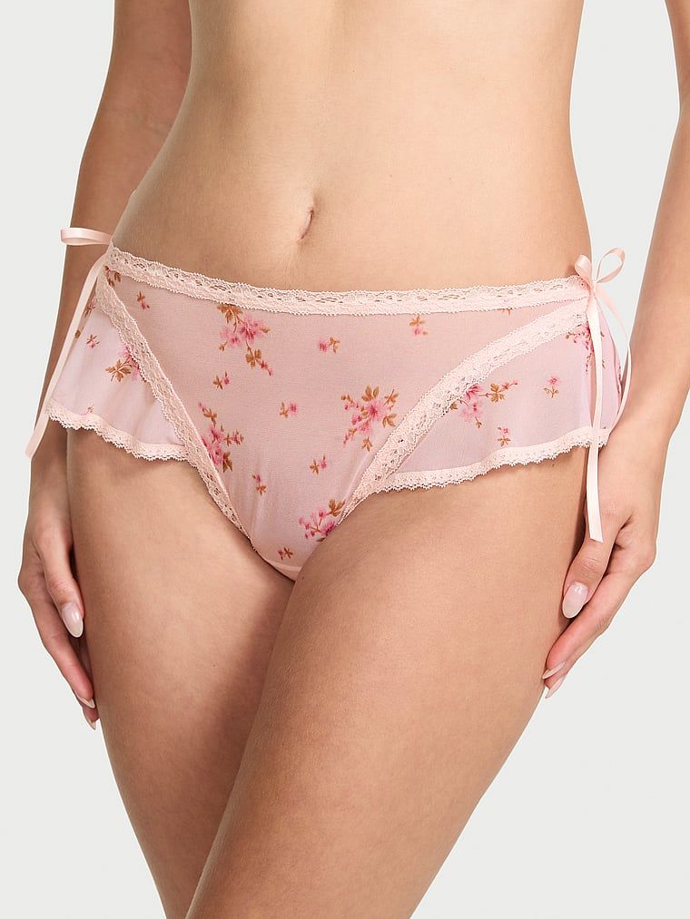Stringi z falbanką Sheer Flutter. Produkt ma kwiatowy wzór i pochodzi z kolekcji Body by Victoria. 