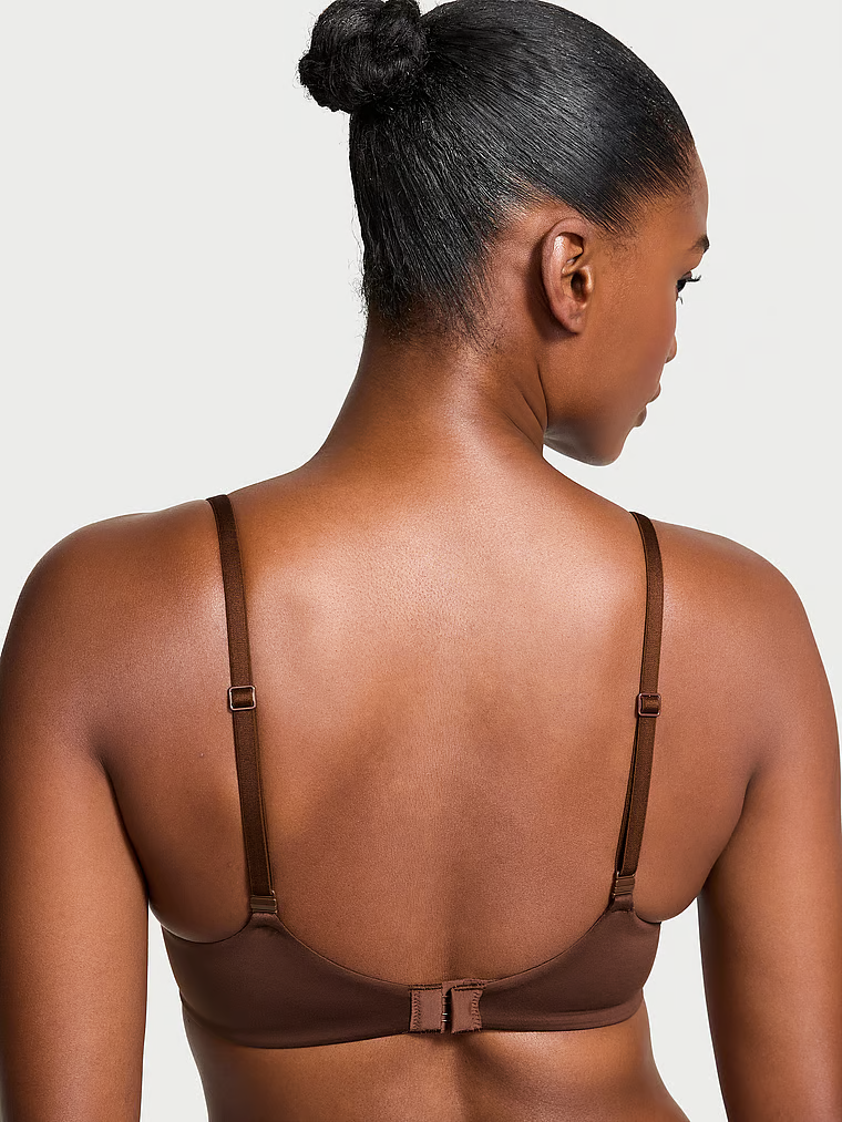Modelka prezentuje biustonosz push-up z koronką Lace-Trim. Produkt ma kolor brązowy i pochodzi z kolekcji Body by Victoria.