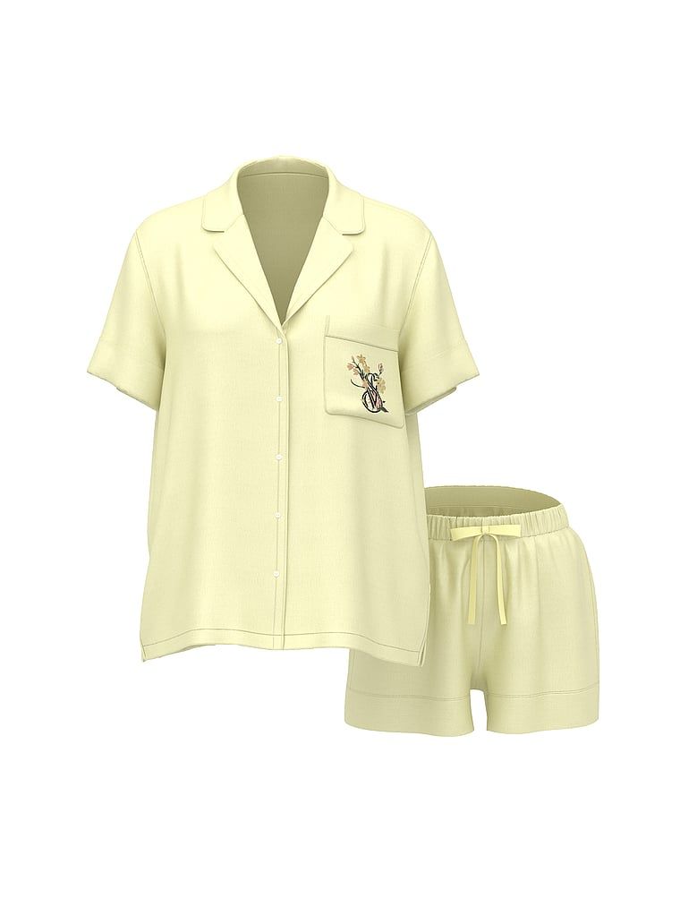 Piżama satynowa z szortami Signature. Produkt ma kolor żółty i pochodzi z kolekcji Victoria's Secret. 