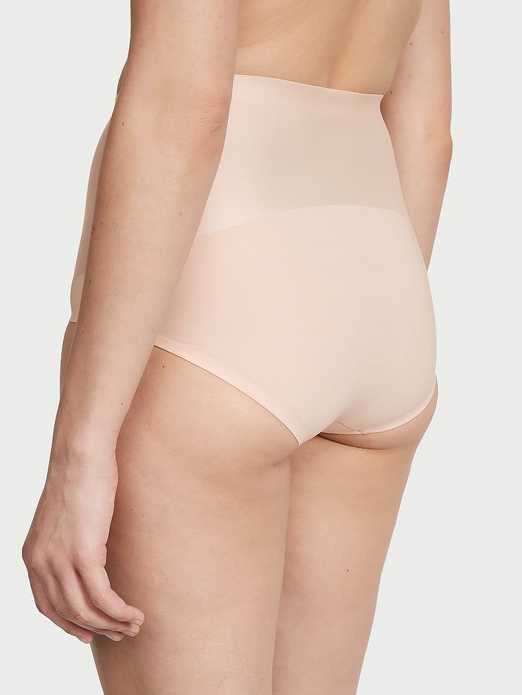 Majtki modelujące z wysokim stanem Smoothing Shimmer Brief. Produkt ma kolor beżowy i pochodzi z kolekcji Body by Victoria. 