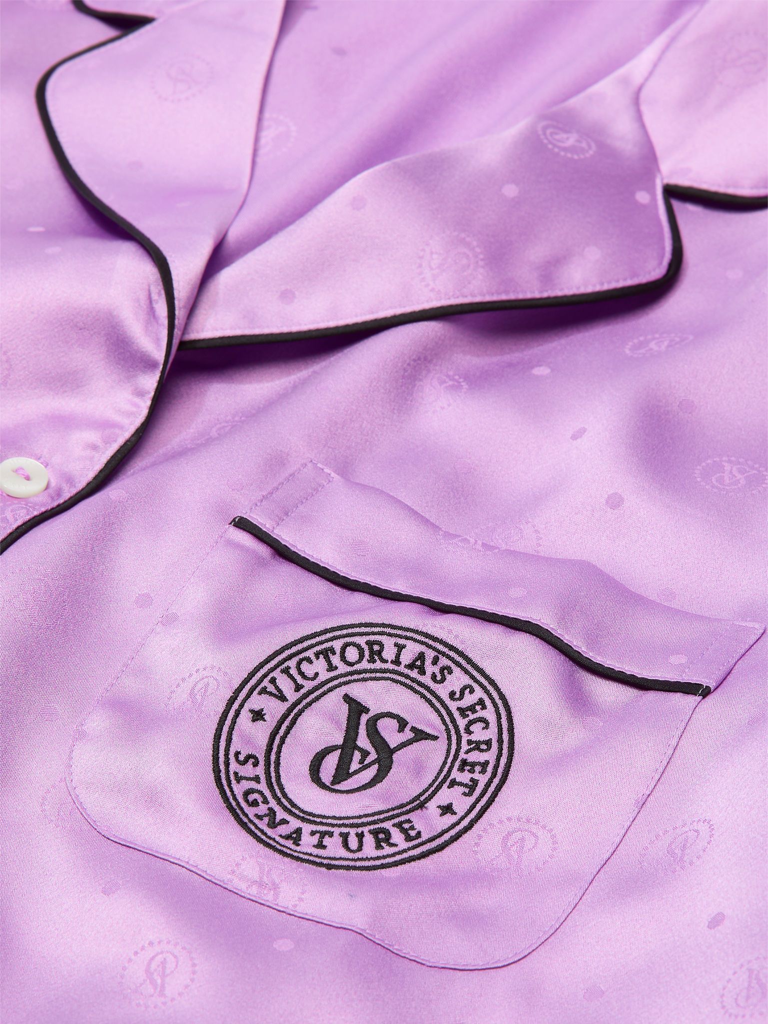 Satynowa piżama z długim rękawem. Produkt ma kolor purpurowy i pochodzi z kolekcji Victoria's Secret. 