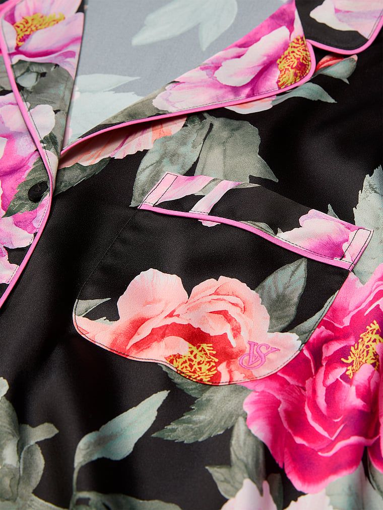 Piżama satynowa błyszcząca z szortami Glazed Satin. Produkt ma wzór kwiatowy i pochodzi z kolekcji Victoria's Secret. 