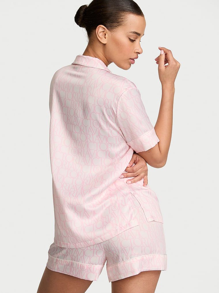 Piżama satynowa z szortami Signature. Produkt jest wzorzysty i pochodzi z kolekcji Victoria's Secret. 