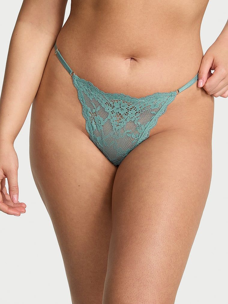 Stringi koronkowe z regulowanymi paskami Lace V-String. Produkt ma kolor zielony i pochodzi z kolekcji Body by Victoria. 
