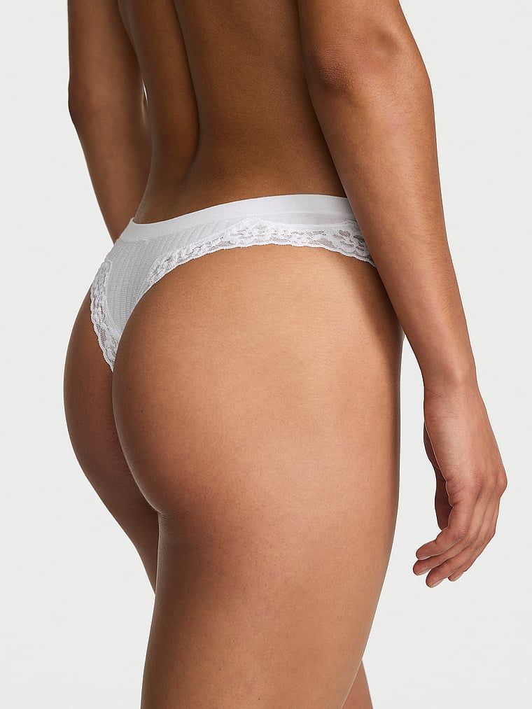 Stringi z koronką na krawędziach Seamless Rib. Produkt ma kolor biały i pochodzi z kolekcji Body by Victoria. 