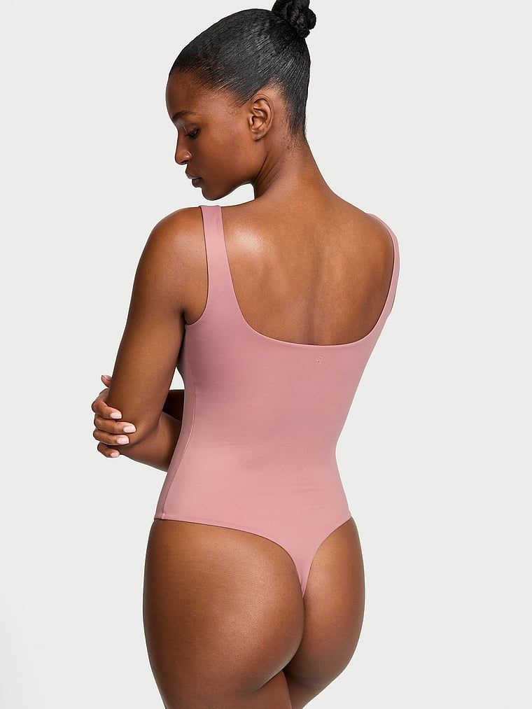 Body z kwadratowym dekoltem FeatherSoft. Produkt ma kolor różowy i pochodzi z kolekcji Victoria's Secret. 