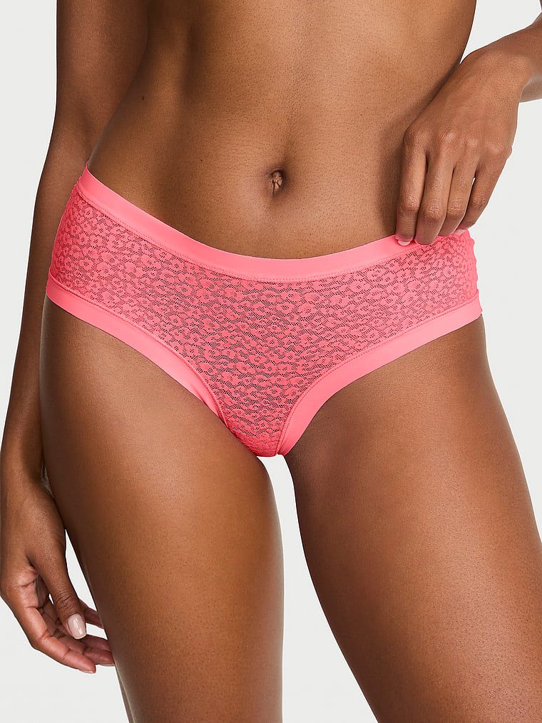 Majtki z koronki w panterkę No-Show Leopard Cheeky. Produkt ma kolor różowy i pochodzi z kolekcji No-Show. 