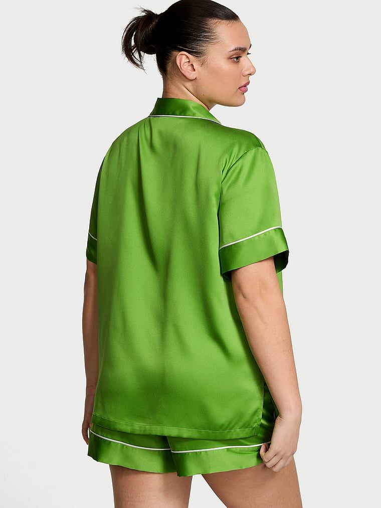 Piżama satynowa błyszcząca z szortami Glazed Satin. Produkt ma kolor zielony i pochodzi z kolekcji Victoria's Secret. 