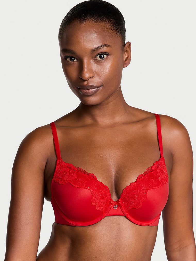 Modelka prezentuje biustonosz push-up z koronką Lace-Trim Perfect Shape. Produkt ma kolor czerwony i pochodzi z kolekcji Body by Victoria.