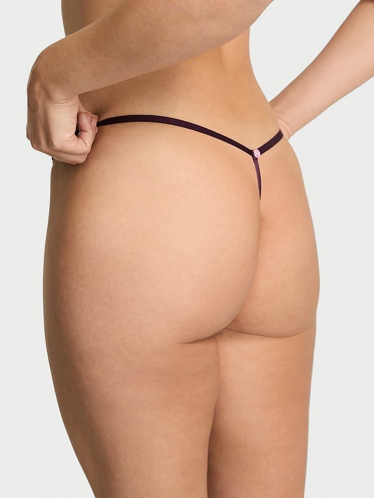Stringi koronkowe z regulowanymi paskami Lace V-String. Produkt ma kolor purpurowy i pochodzi z kolekcji Dream Angels. 
