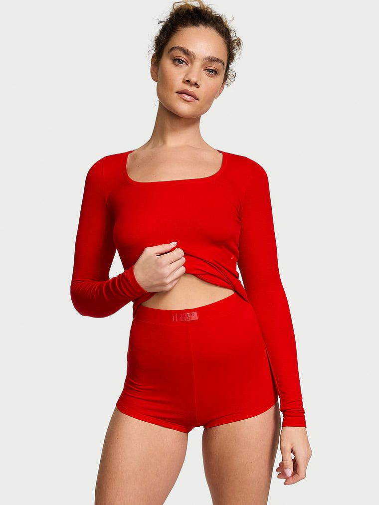 Zestaw do spania z modalu - bluzka z długimi rękawami i szorty. Produkt ma kolor czerwony i pochodzi z kolekcji Victoria's Secret. 