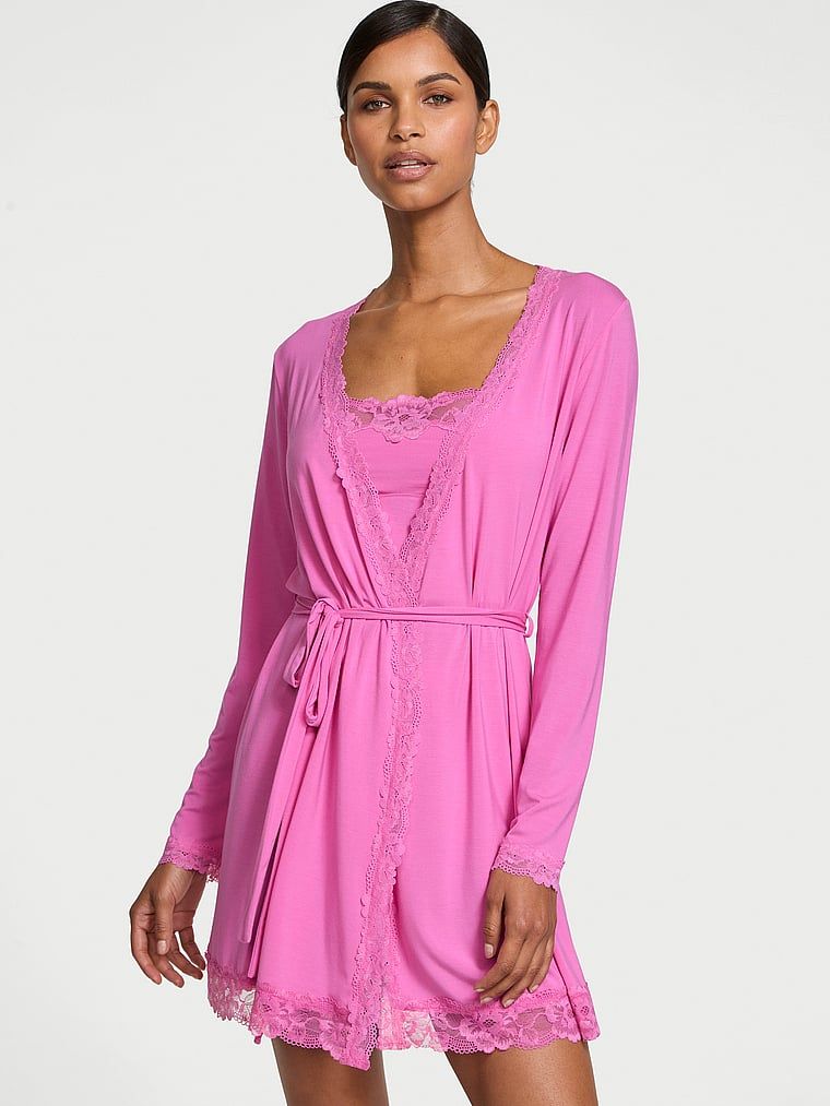 Szlafrok z modalu z koronką Lace-Trim. Produkt ma kolor różowy i pochodzi z kolekcji Victoria's Secret. 