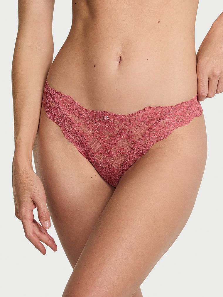 Majtki koronkowe Lace Bikini. Produkt ma kolor różowy i pochodzi z kolekcji Body by Victoria. 