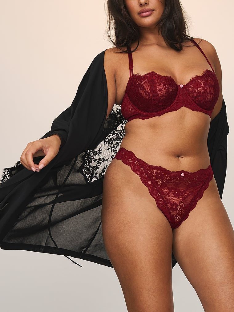 Stringi koronkowe Lace. Produkt ma kolor czerwony i pochodzi z kolekcji Dream Angels. 