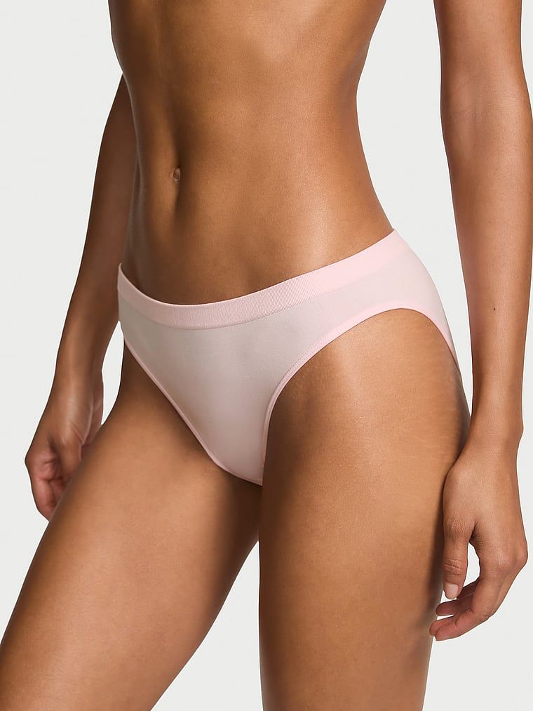Majtki z kokardką z tyłu Seamless Bow Bikini. Produkt ma kolor różowy i pochodzi z kolekcji Seamless. 