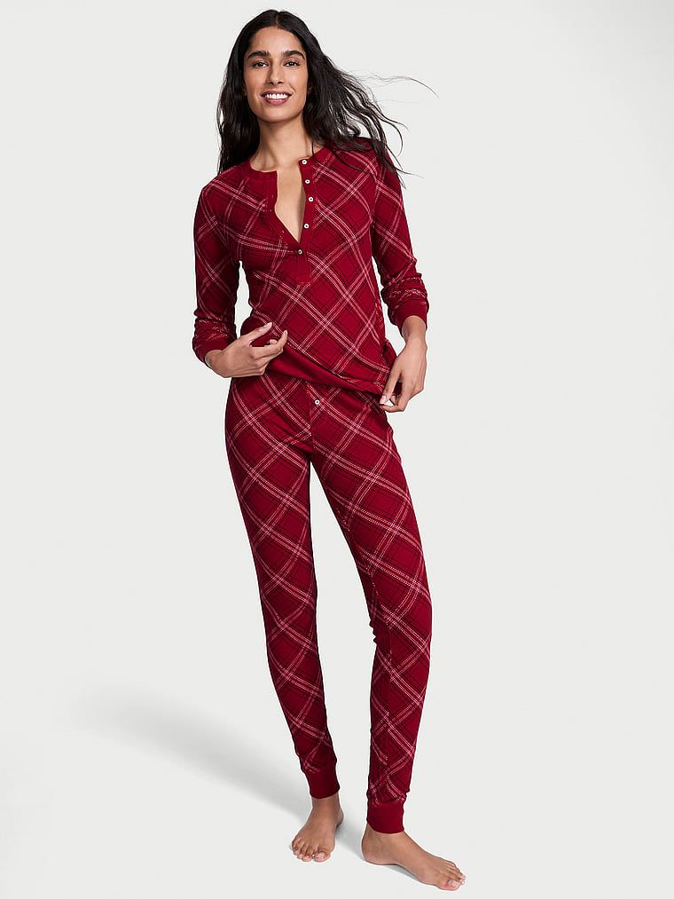 Ciepła piżama z długim rękawem Thermal. Produkt jest wzorzysty i pochodzi z kolekcji Body by Victoria. 