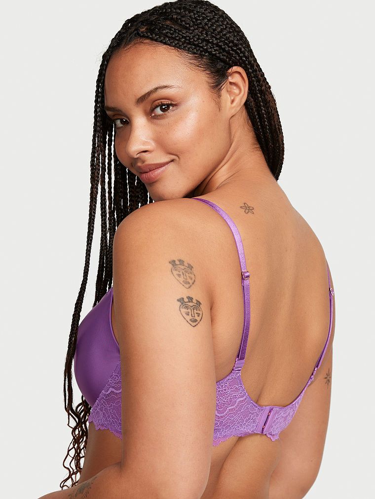 Modelka prezentuje biustonosz nieusztywniany balkonetka Wicked Balconette. Produkt ma kolor purpurowy i pochodzi z kolekcji Dream Angels.