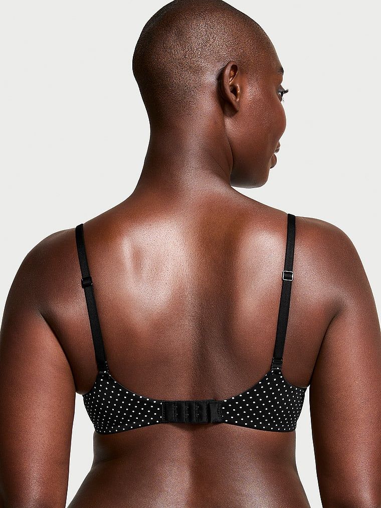 Modelka prezentuje biustonosz lekko usztywniany Smooth Demi. Produkt jest wzorzysty i pochodzi z kolekcji Body by Victoria.