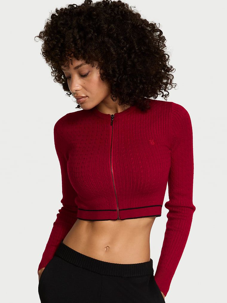 Kardigan z dzianiny zapinany na suwak Luxe Cable-Knit. Produkt ma kolor czerwony i pochodzi z kolekcji Victoria's Secret. 