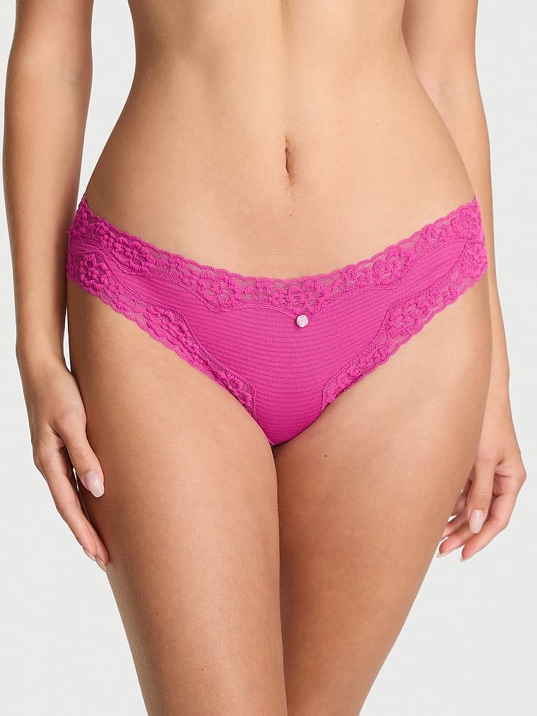 Majtki bawełniane w paseczki z koronką na krawędziach Bikini. Produkt ma kolor różowy i pochodzi z kolekcji Lacie. 