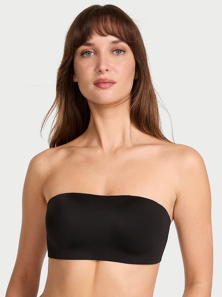 Modelka prezentuje biustonosz push-up bez ramiączek i bez fiszbin Perfect Comfort Strapless. Produkt ma kolor czarny i pochodzi z kolekcji Victoria's Secret Bare.