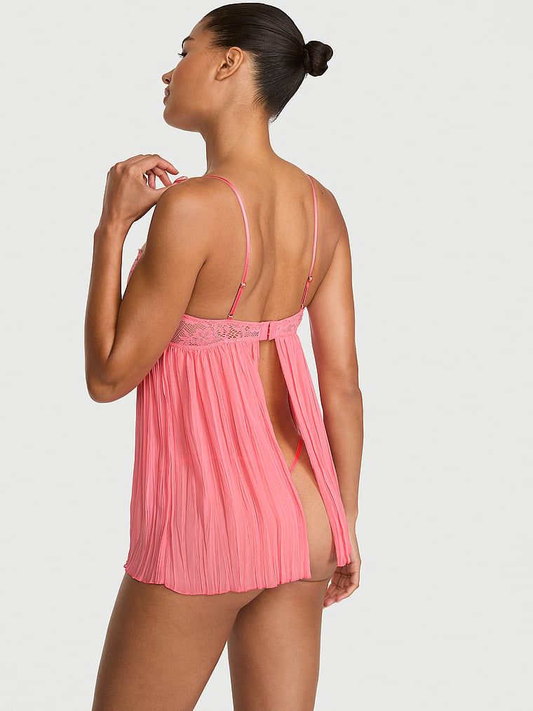Halka i stringi Dream Lace Pleated Babydoll. Produkt ma kolor różowy i pochodzi z kolekcji Dream Angels. 