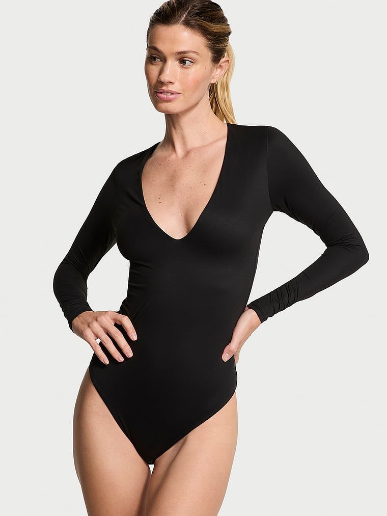 Body z głębokim dekoltem FeatherSoft BODYWEAR. Produkt ma kolor czarny i pochodzi z kolekcji Victoria's Secret. 