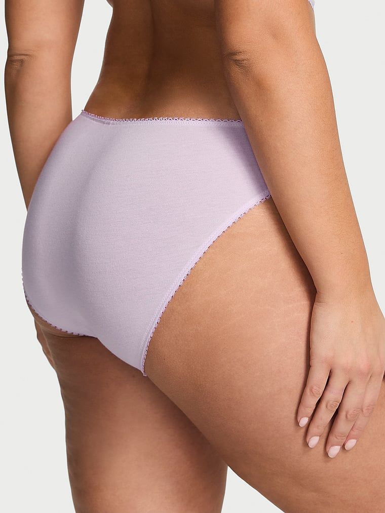 Majtki bawełniane Eyelet Bikini. Produkt ma kolor purpurowy i pochodzi z kolekcji Victoria's Secret. 