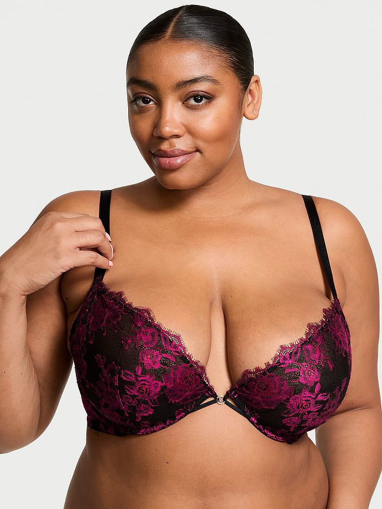 Modelka prezentuje biustonosz nieusztywniany koronkowy Rose Lace Demi. Produkt posiada kwiatowy wzór i pochodzi z kolekcji Very Sexy.