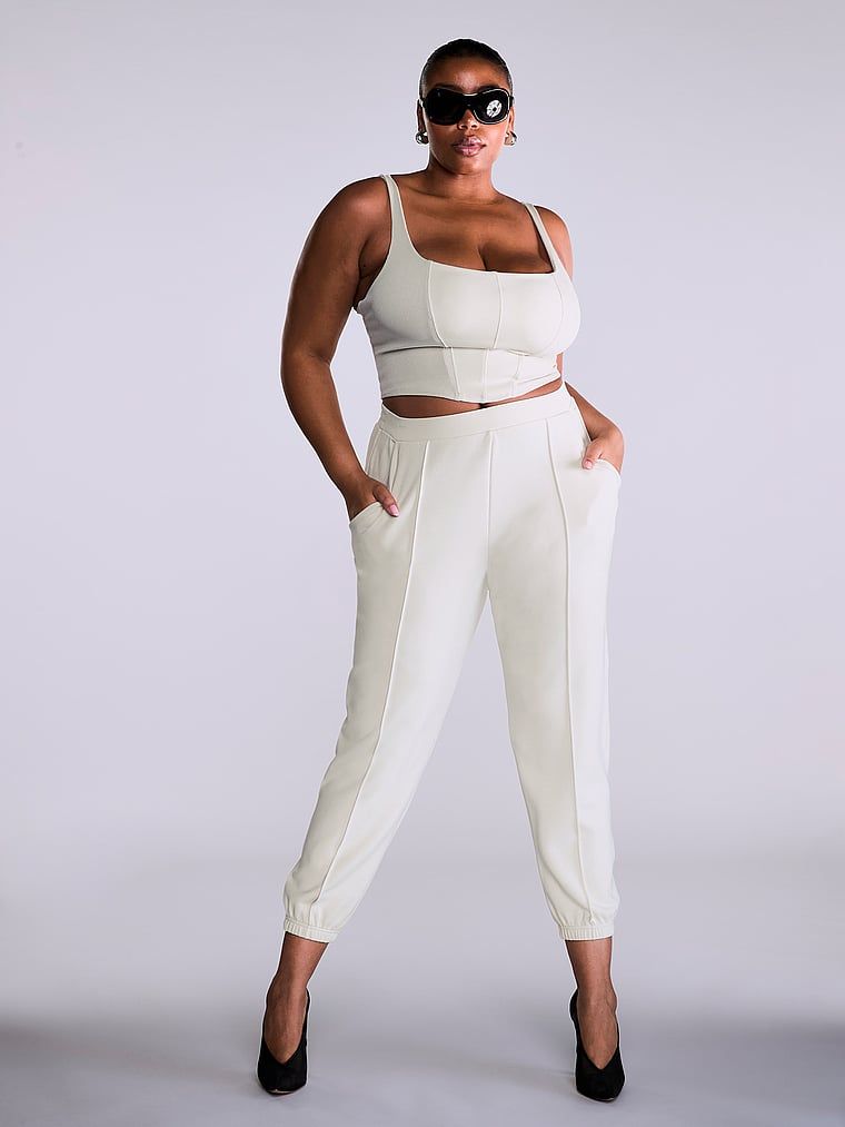 Spodnie joggery VSX Featherweight Knit. Produkt ma kolor biały i pochodzi z kolekcji VSX. 