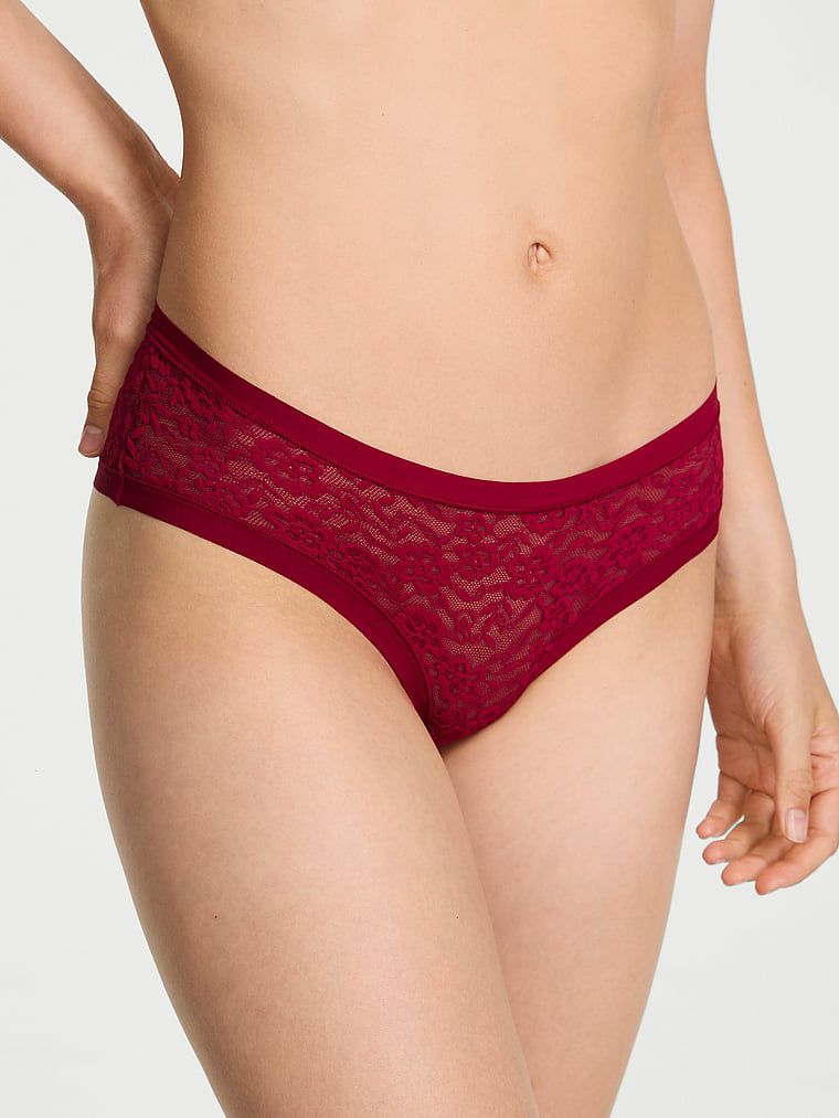 Majtki bezszwowe z koronką No-Show Lace Cheeky. Produkt ma kolor czerwony i pochodzi z kolekcji No-Show. 