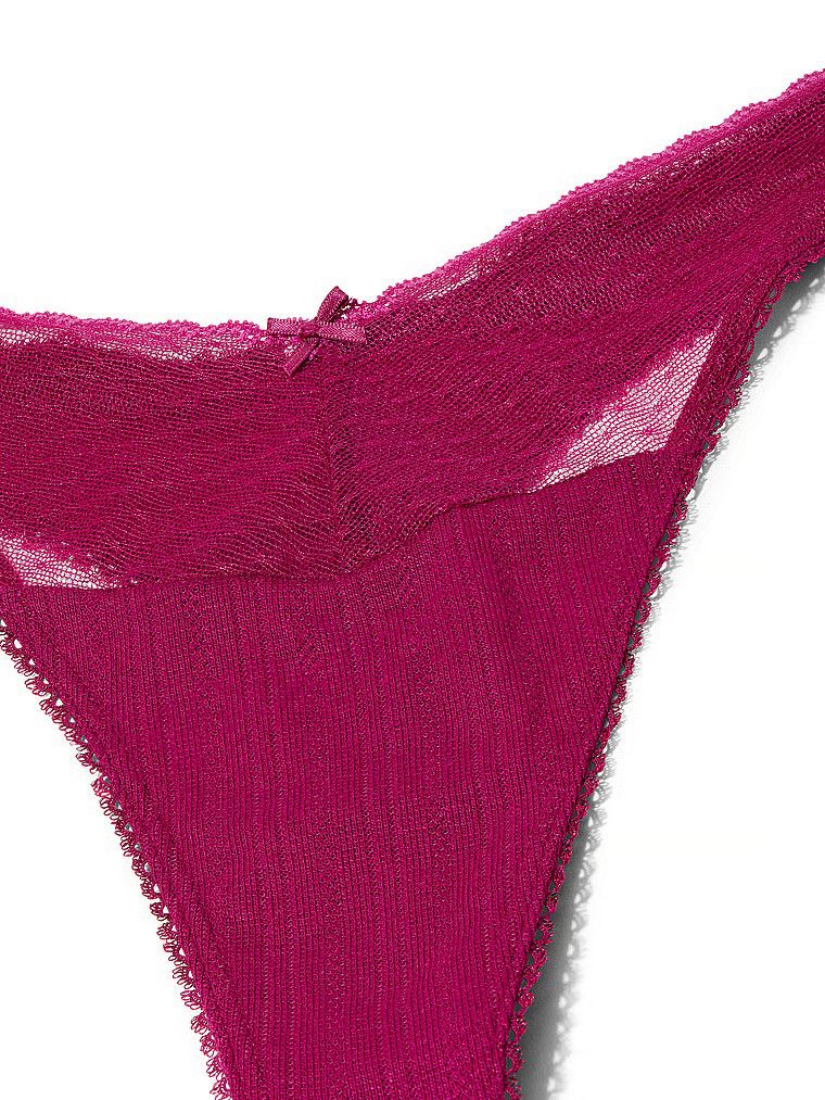 Stringi z wysoko wyciętymi nogawkami Lace Pointelle. Produkt ma kolor różowy i pochodzi z kolekcji Body by Victoria. 