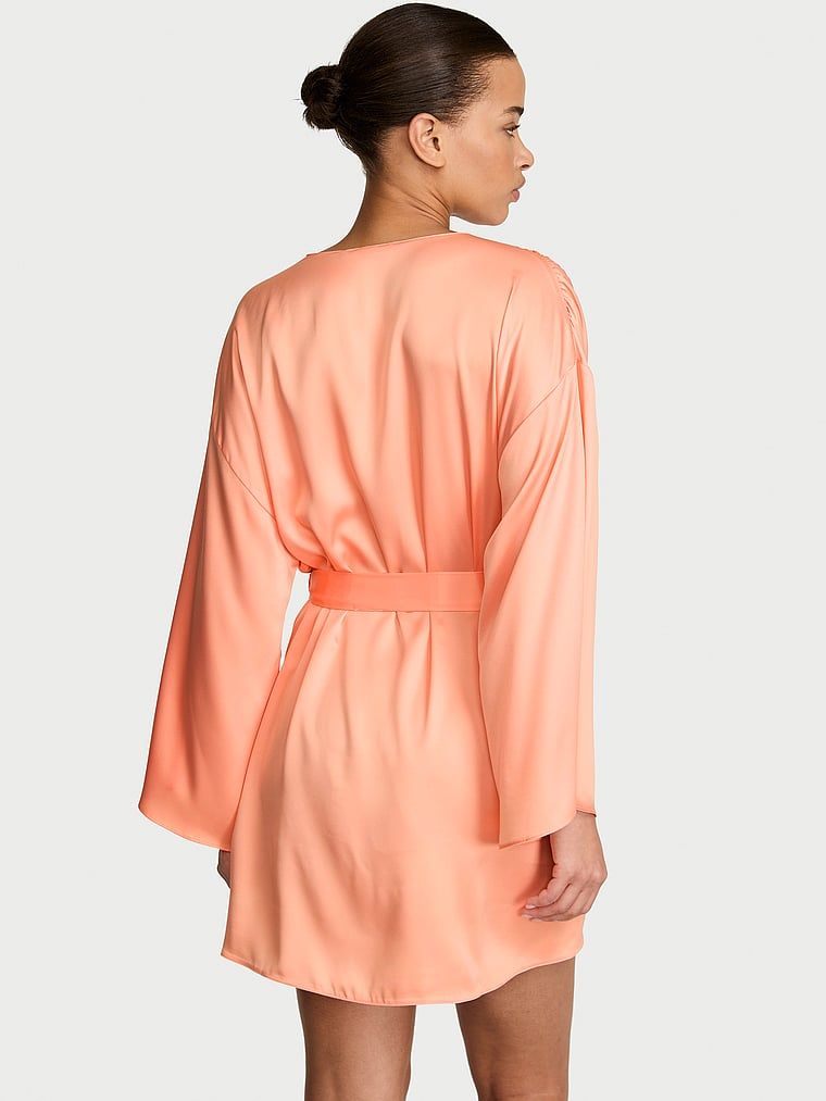 Szlafrok satynowy krótki. Produkt ma kolor beżowy i pochodzi z kolekcji Victoria's Secret. 