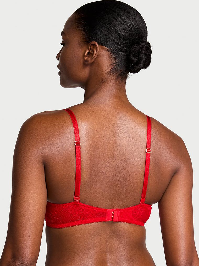 Modelka prezentuje biustonosz push-up Rose Lace. Produkt ma kolor czerwony i pochodzi z kolekcji Very Sexy.