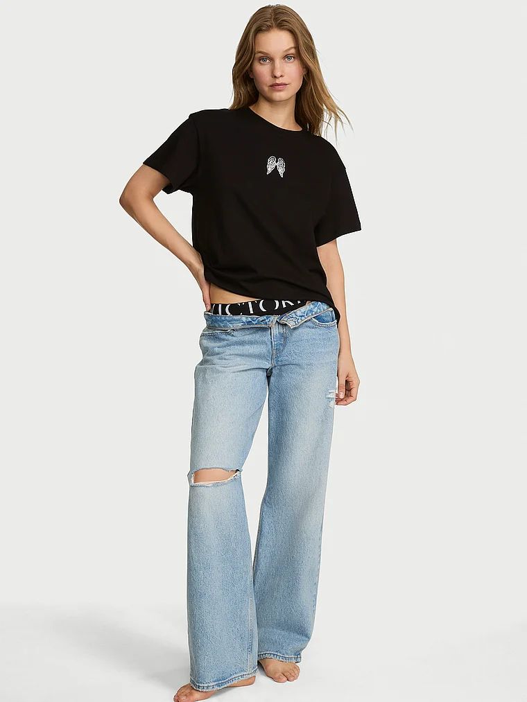 T-shirt bawełniany oversize Fashion Show 2026. Produkt ma kolor czarny i pochodzi z kolekcji Angel Essentials. 