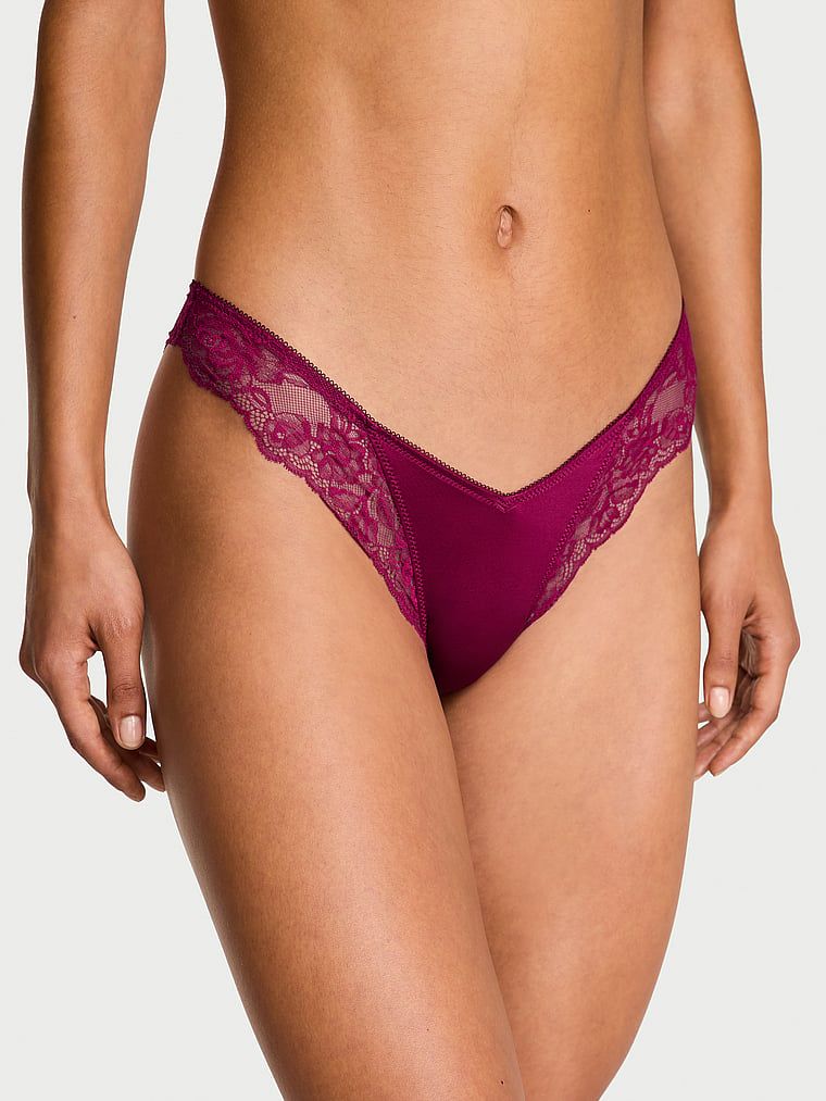 Stringi z koronką i wysoko wyciętymi nogawkami Lace-Trim High-Leg. Produkt ma kolor różowy i pochodzi z kolekcji Very Sexy. 