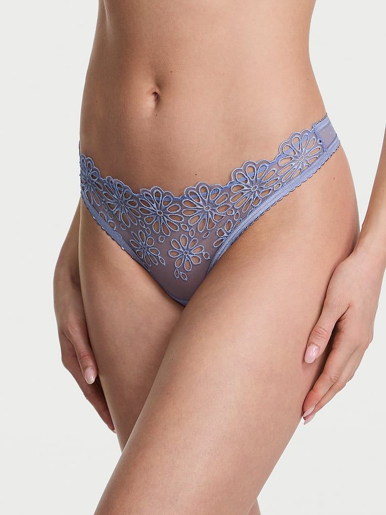Stringi z siateczki Eyelet Mesh. Produkt ma kolor niebieski i pochodzi z kolekcji Lacie. 