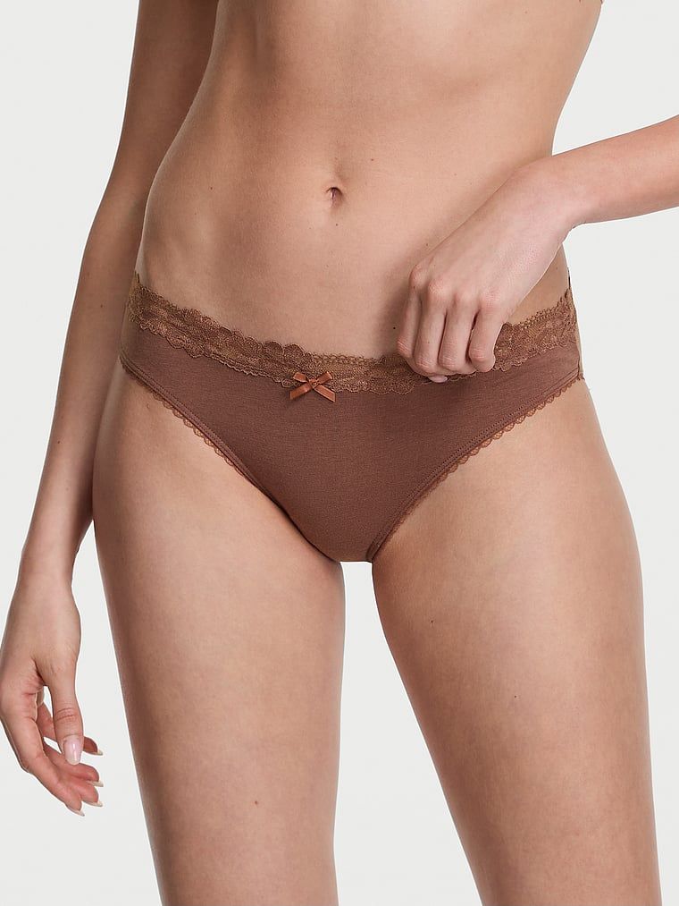 Majtki bawełniane z koronką w talii Lace-Waist Bikini. Produkt ma kolor brązowy i pochodzi z kolekcji Victoria's Secret. 