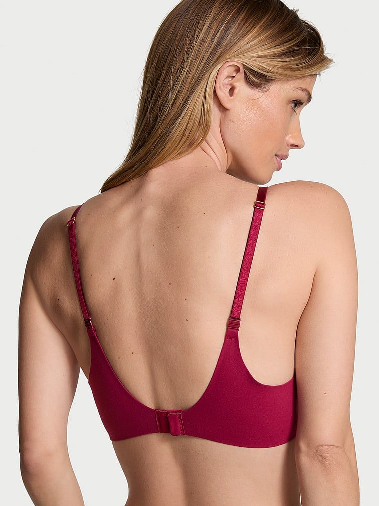 Modelka prezentuje biustonosz lekko usztywniany Smooth Demi. Produkt ma kolor czerwony i pochodzi z kolekcji Dream Angels.