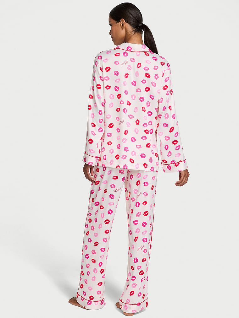 Satynowa piżama z długim rękawem. Produkt ma kolor wzorzysty i pochodzi z kolekcji Victoria's Secret. 