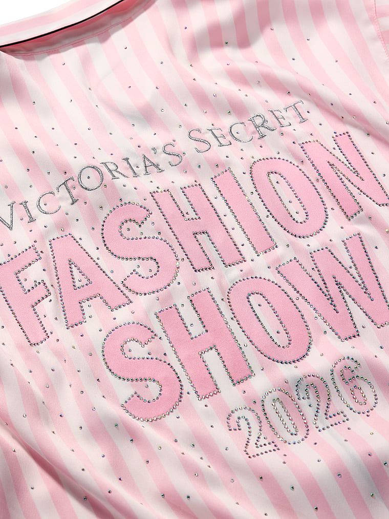 Piżama satynowa krótka Fashion Show 2026. Produkt ma kolor wzorzysty i pochodzi z kolekcji Victoria's Secret. 