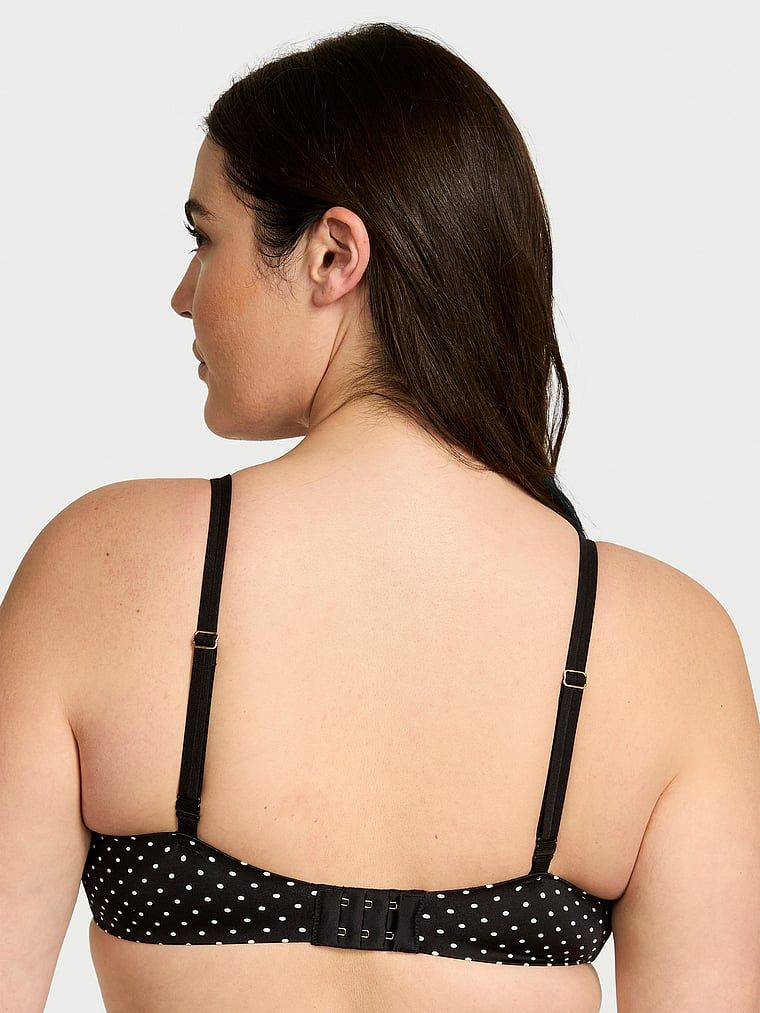 Modelka prezentuje biustonosz push-up ze wstawkami z koronki Smooth Lace-Trim. Produkt jest wzorzysty i pochodzi z kolekcji Very Sexy.