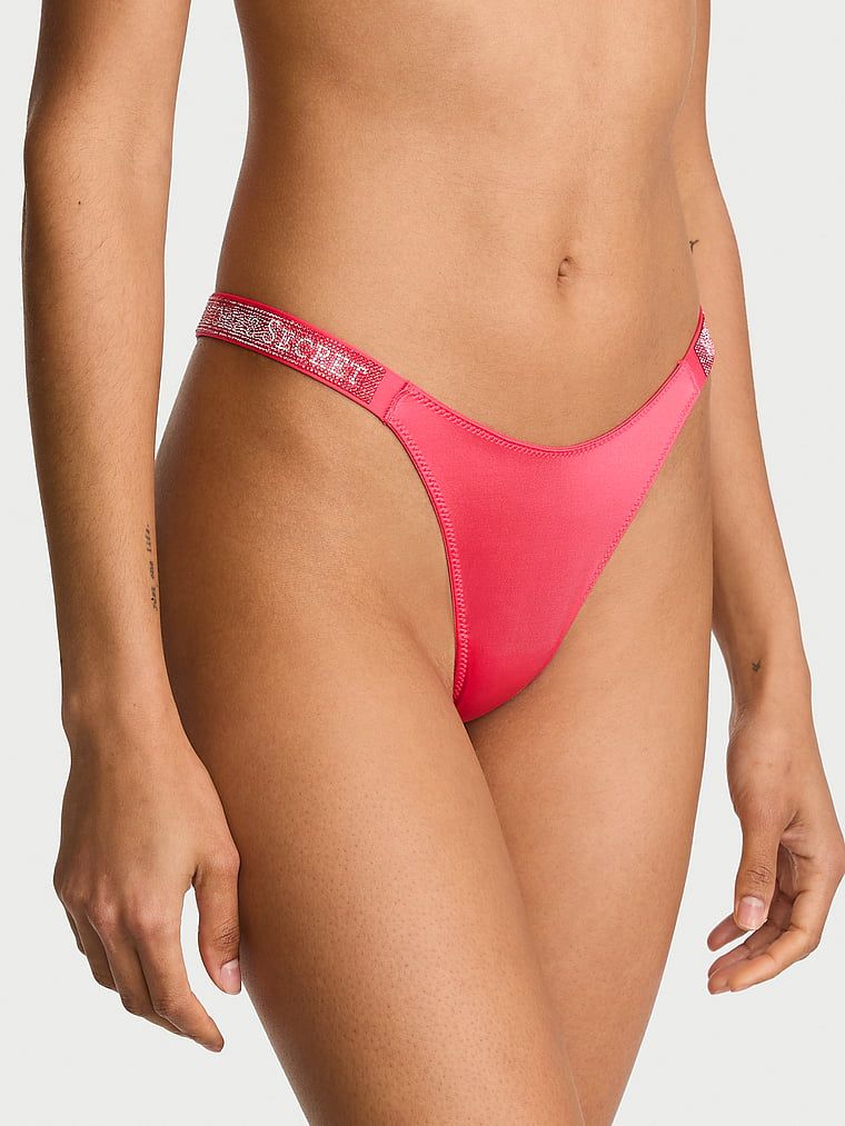 Stringi z błyszczącymi paskami Shine Strap. Produkt ma kolor czerwony i pochodzi z kolekcji Very Sexy. 