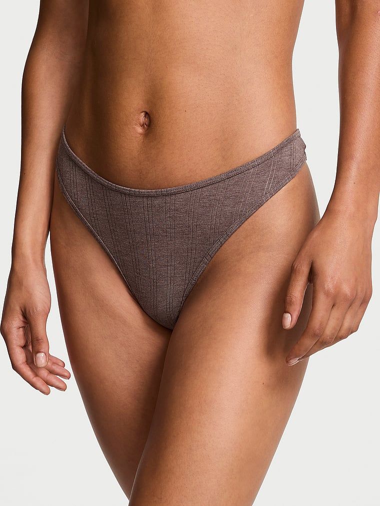 Stringi z modalu z wysoko wyciętymi nogawkami Ultra-Fine. Produkt ma kolor brązowy i pochodzi z kolekcji Victoria's Secret. 