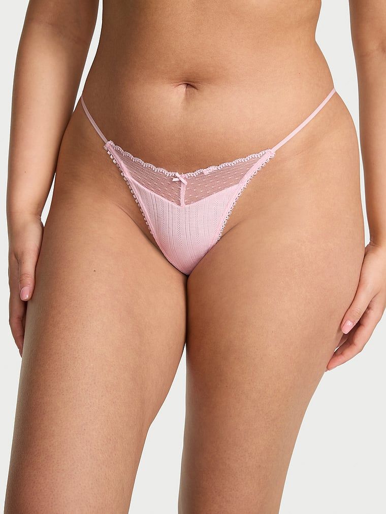 Stringi Lace Pointelle. Produkt ma kolor różowy i pochodzi z kolekcji Body by Victoria. 
