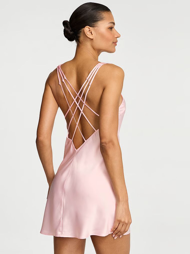 Koszulka nocna satynowa z błyszczącymi ramiączkami Scattered Shine Strap Slip. Produkt ma kolor różowy i pochodzi z kolekcji Very Sexy. 