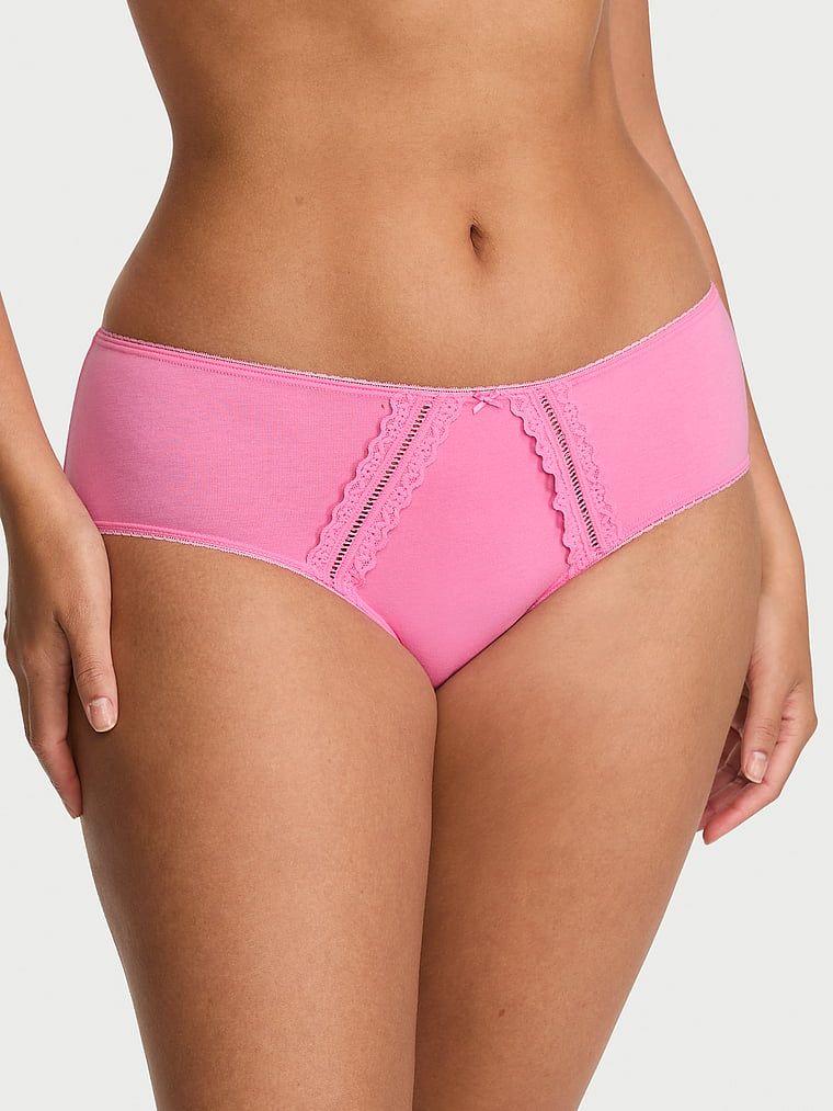 Majtki bawełniane ze wstawkami Lace-Trim Hiphugger. Produkt ma kolor różowy i pochodzi z kolekcji Victoria's Secret. 