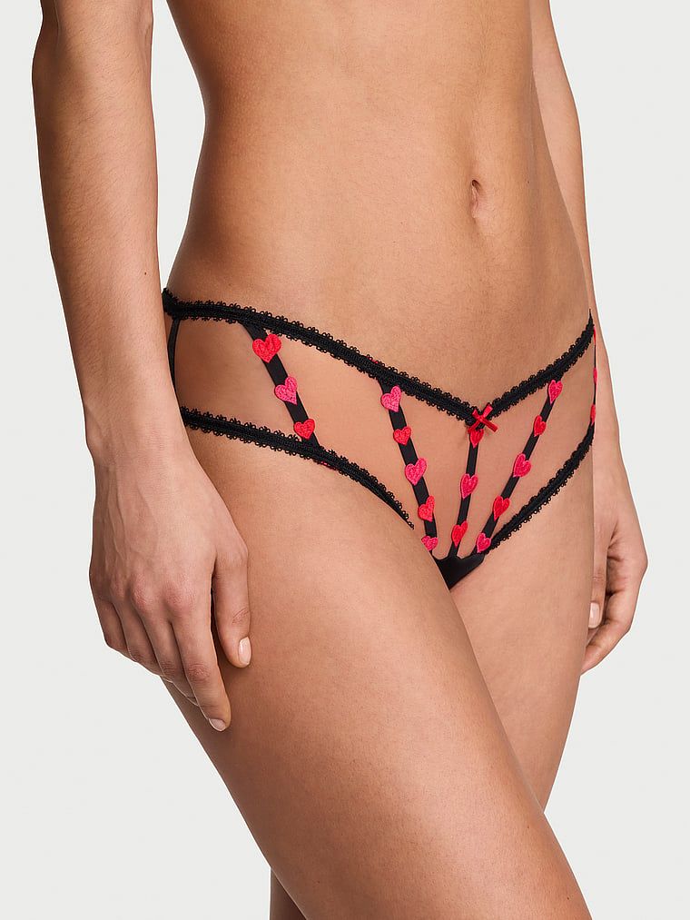 Majtki z otwartym tyłem Tease Strappy Heart. Produkt jest wzorzysty i pochodzi z kolekcji Very Sexy. 