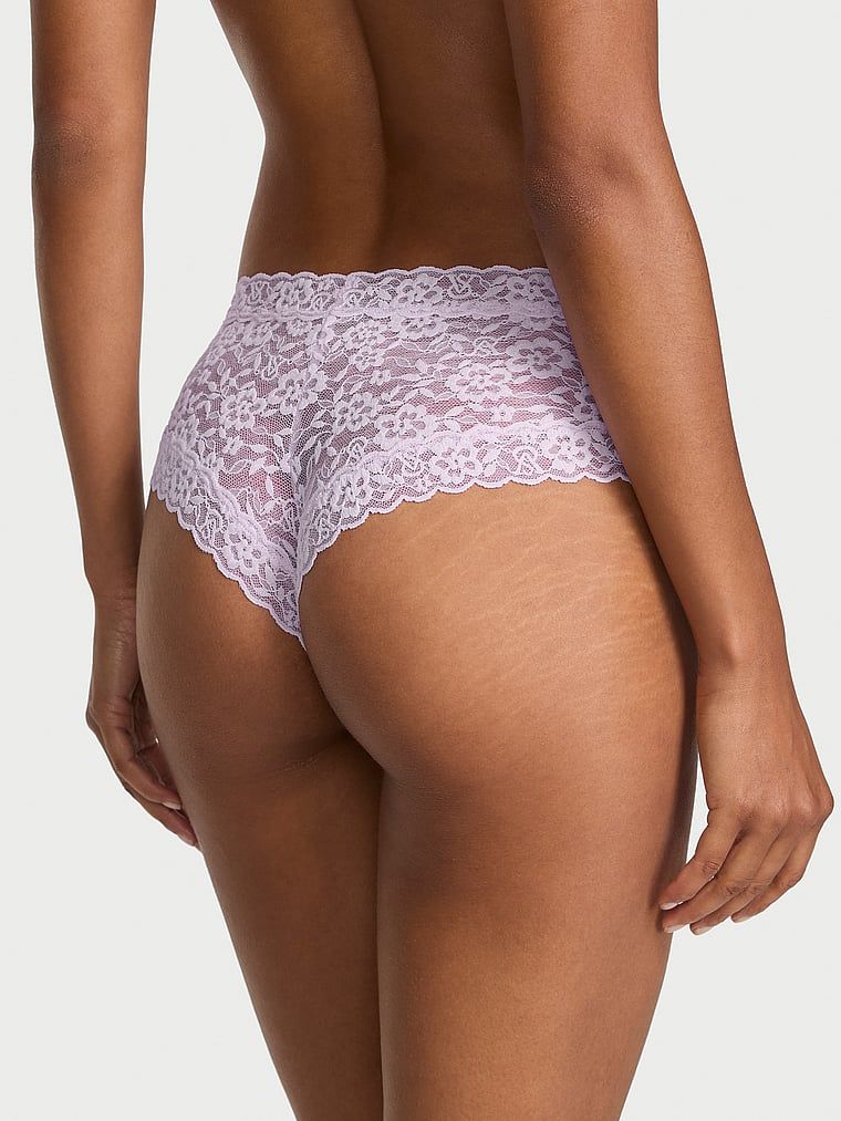 Majtki koronkowe Blossom Cheeky. Produkt ma kolor purpurowy i pochodzi z kolekcji Lacie. 